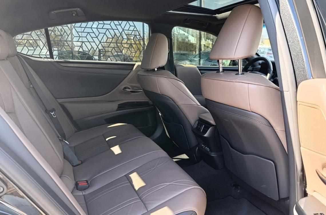 Придбати Lexus ES300h