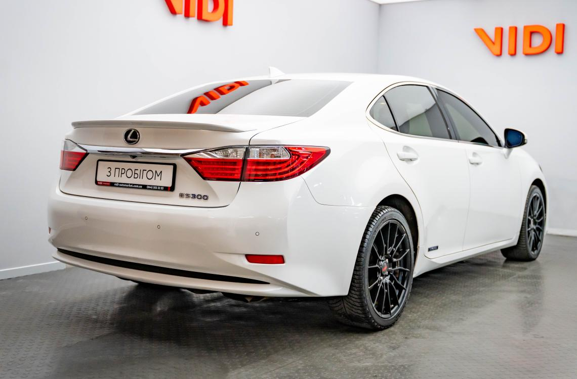 Придбати Lexus ES300h