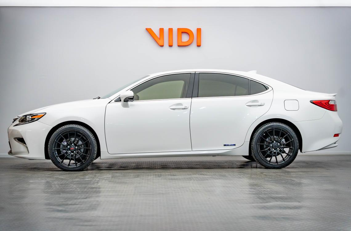 Придбати Lexus ES300h