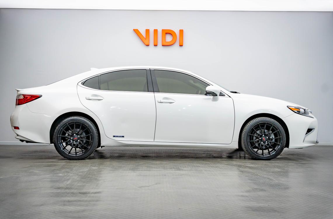 Придбати Lexus ES300h