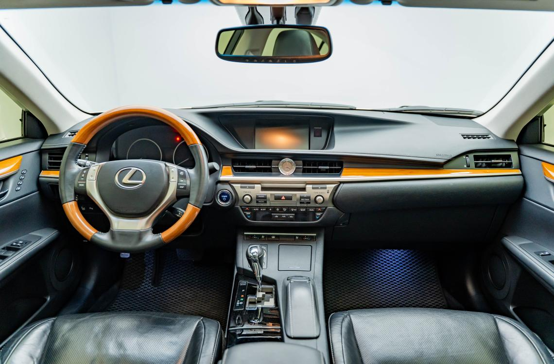 Придбати Lexus ES300h