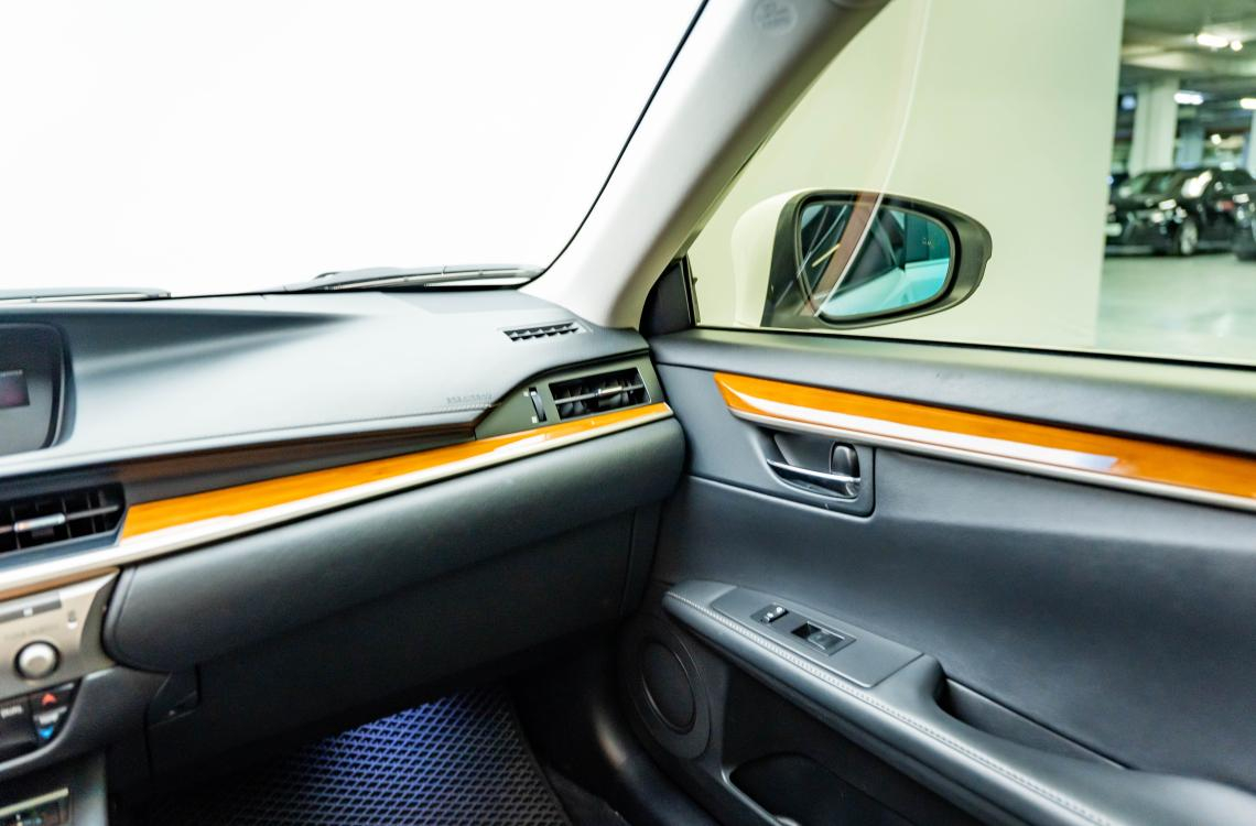 Придбати Lexus ES300h