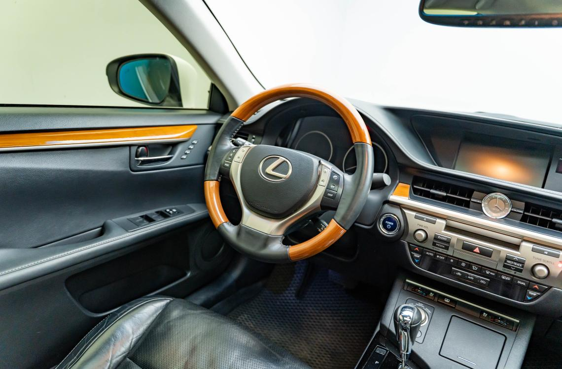 Придбати Lexus ES300h