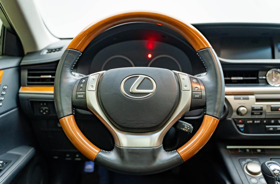 Придбати Lexus ES300h