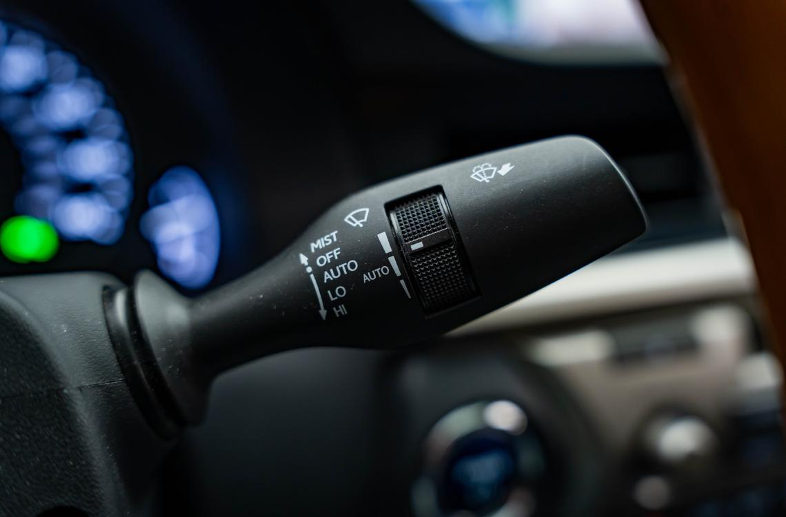 Придбати Lexus ES300h