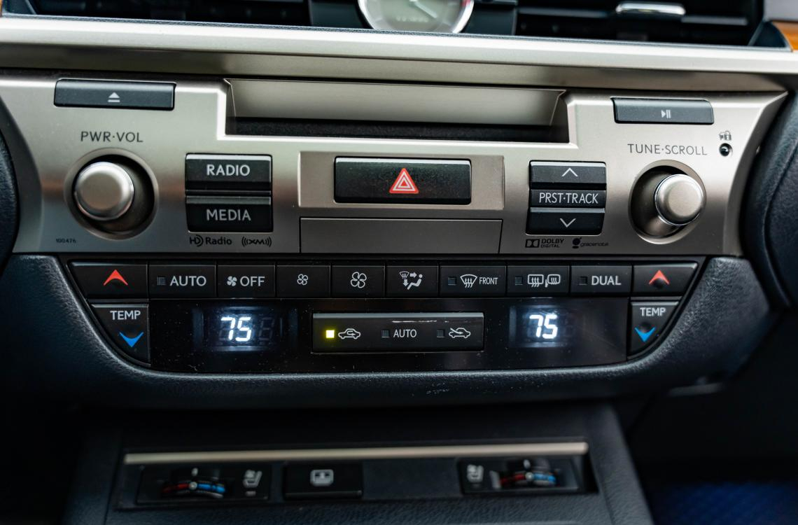 Придбати Lexus ES300h