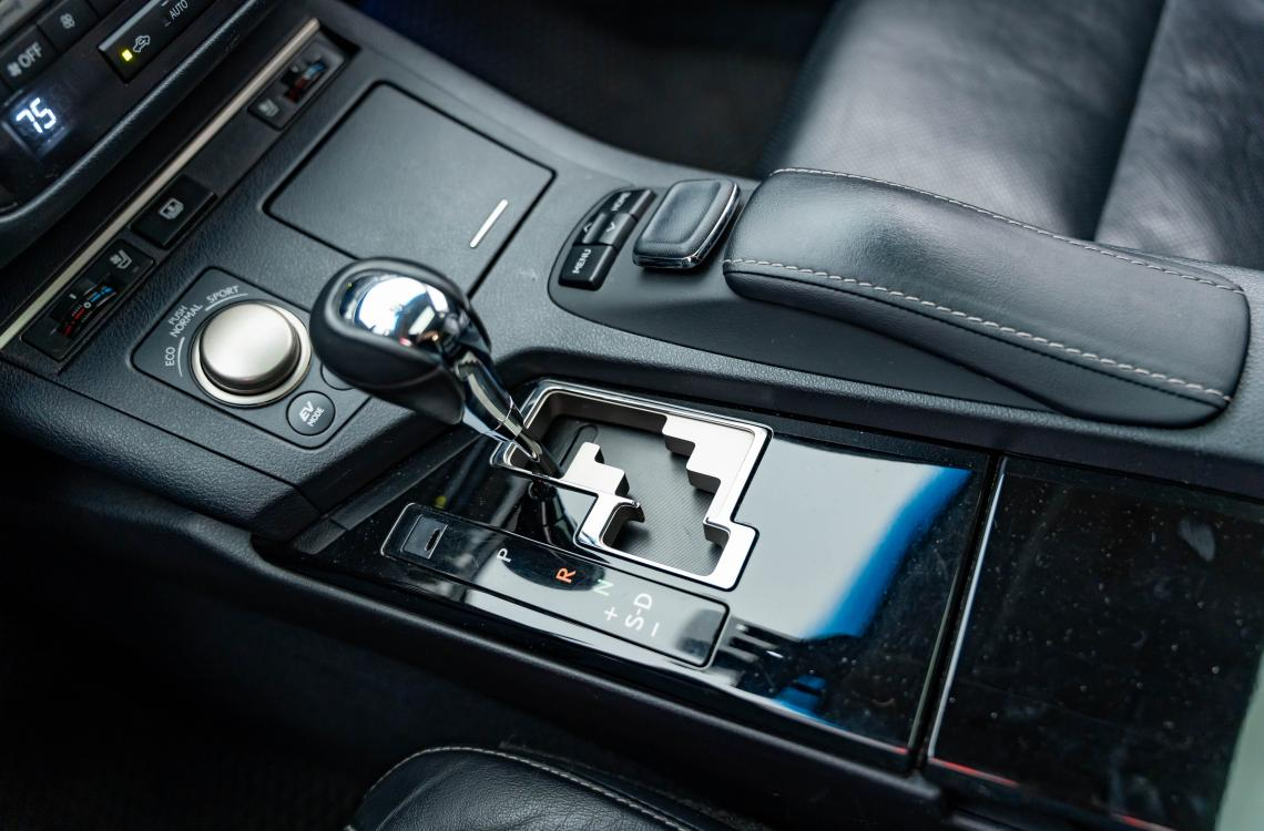 Придбати Lexus ES300h