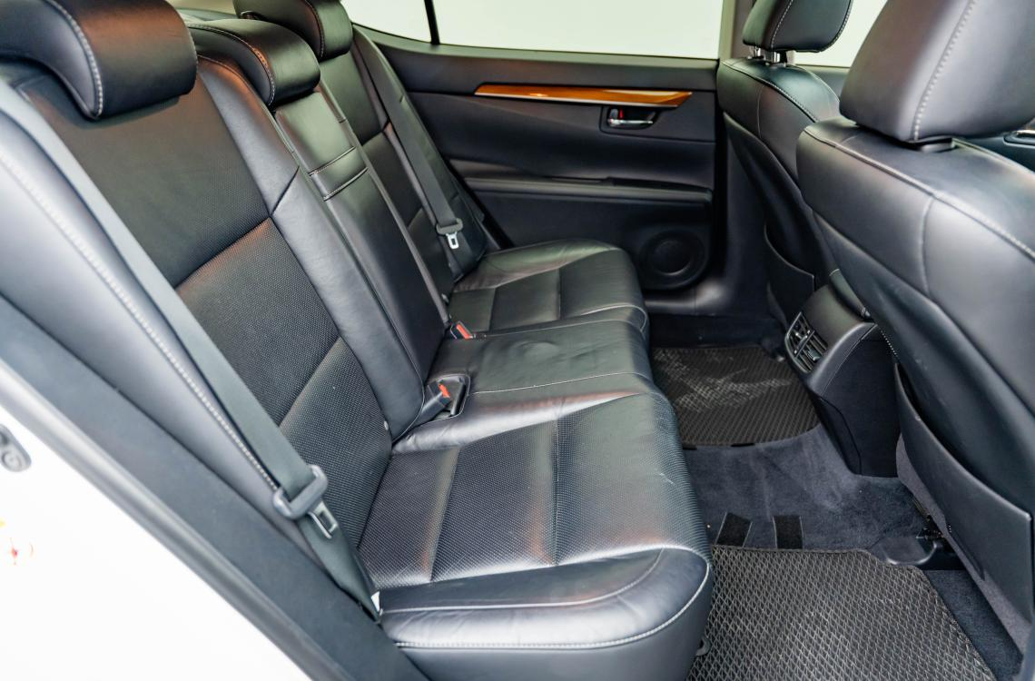 Придбати Lexus ES300h