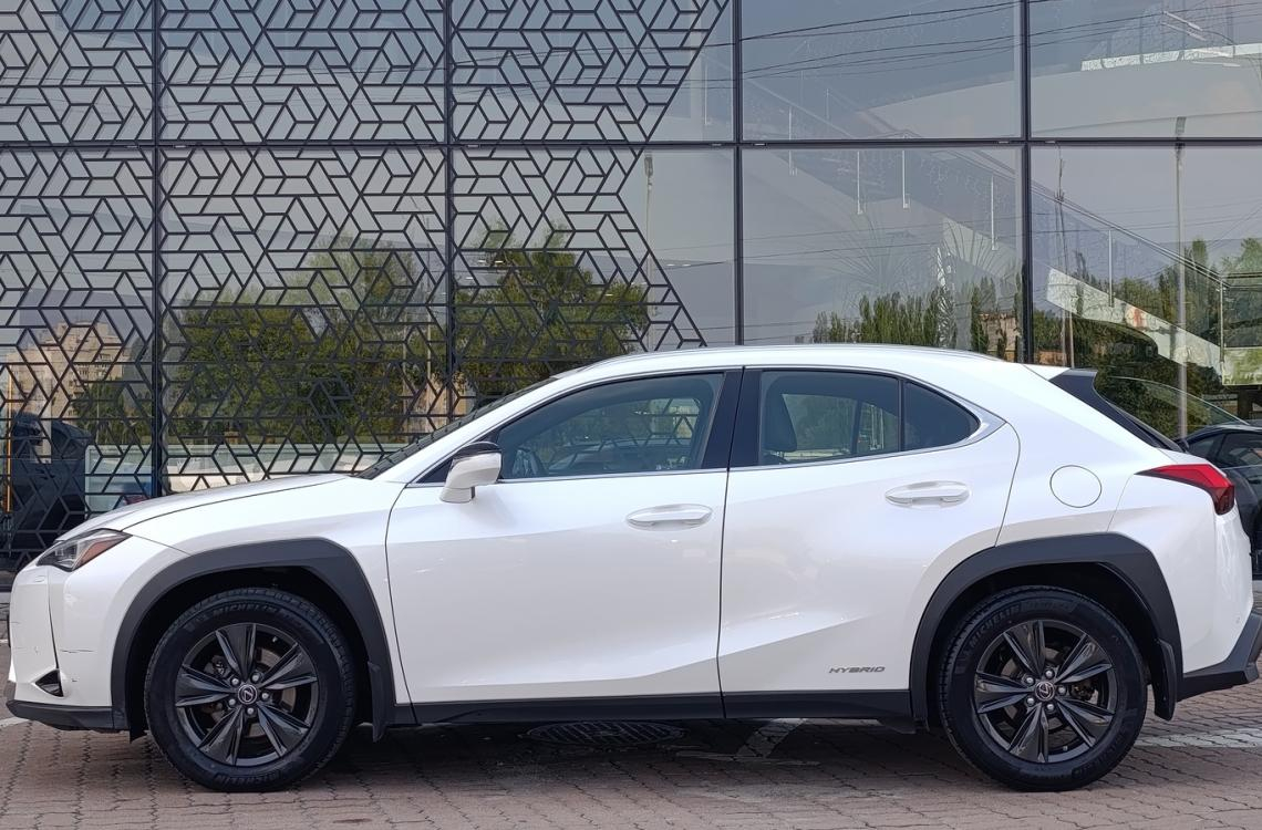 Придбати Lexus UX250h