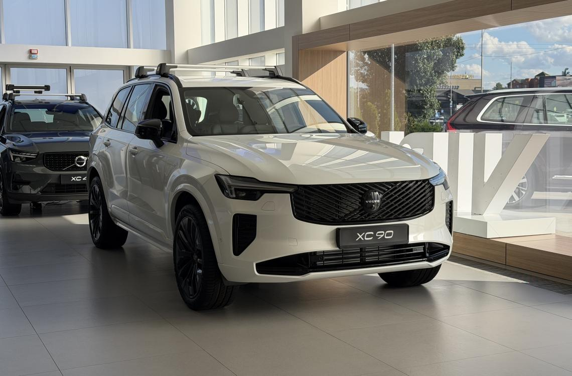 Volvo XC90 Plug-in Hybrid Plus Dark 2026