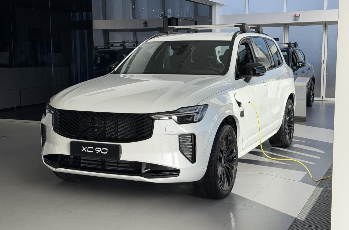 Volvo XC90 Plug-in Hybrid Plus Dark 2026