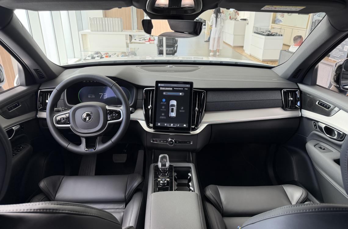 Volvo XC90 Plug-in Hybrid Plus Dark 2026