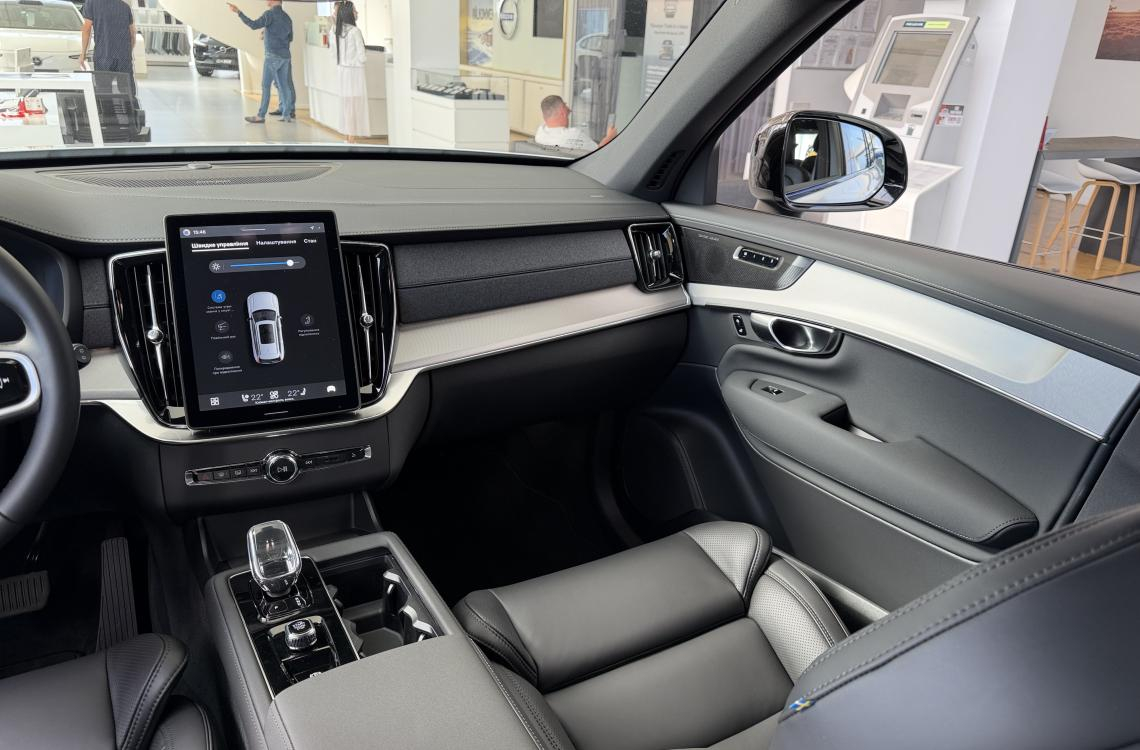 Volvo XC90 Plug-in Hybrid Plus Dark 2026
