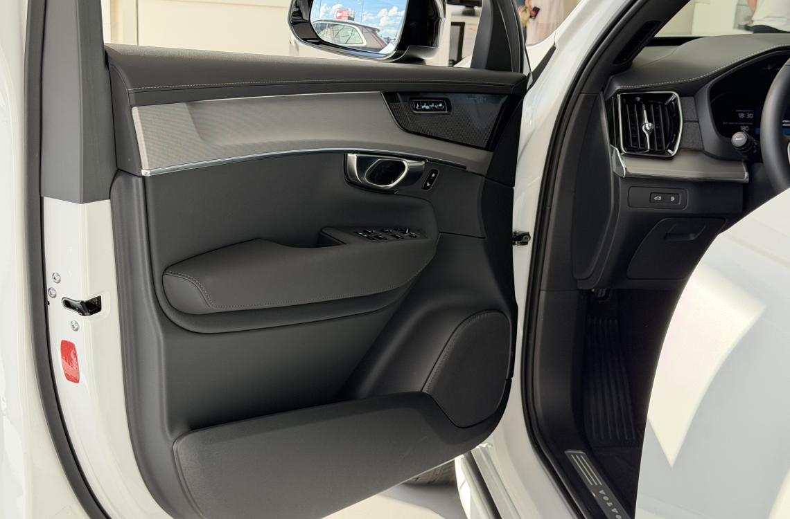 Volvo XC90 Plug-in Hybrid Plus Dark 2026