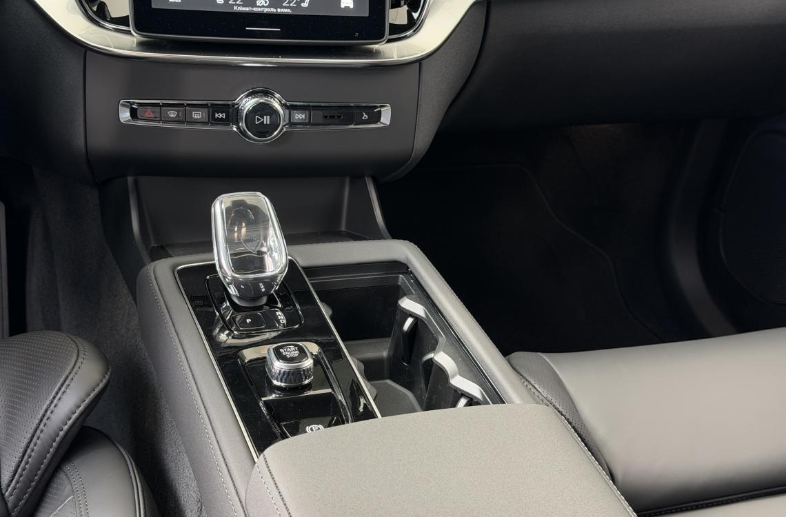 Volvo XC90 Plug-in Hybrid Plus Dark 2026