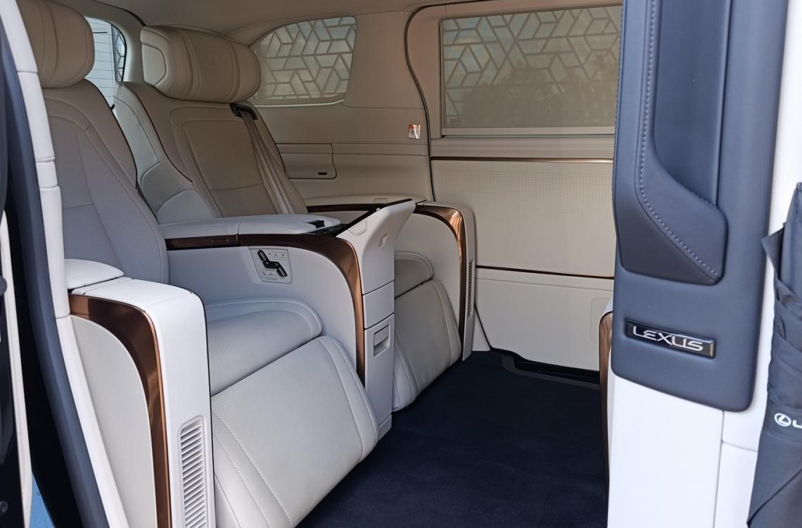 Придбати Lexus LM 350h