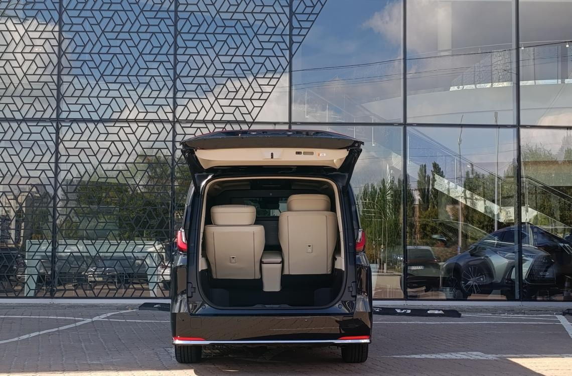 Придбати Lexus LM 350h