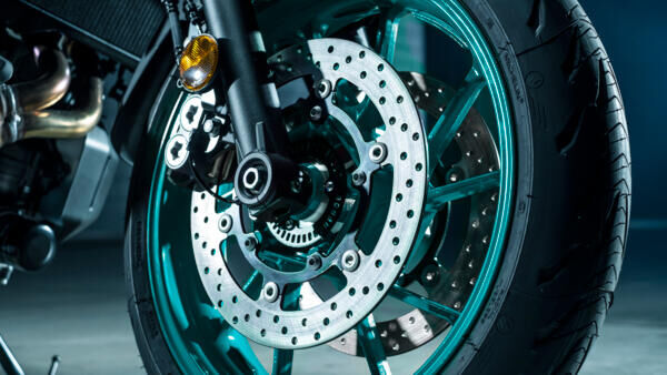 Увеличенные передние дисковые тормоза для более сильного торможения 