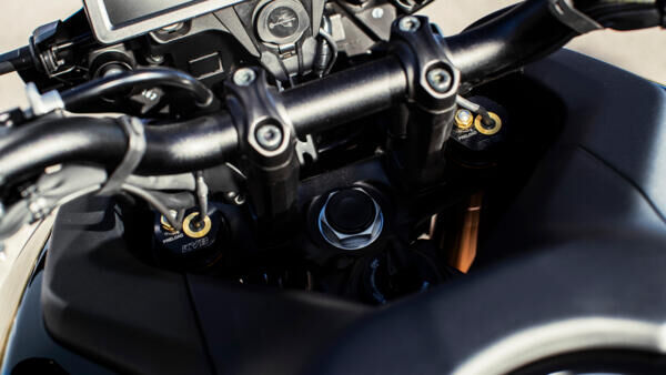 Напівактивна підвіска KYB 