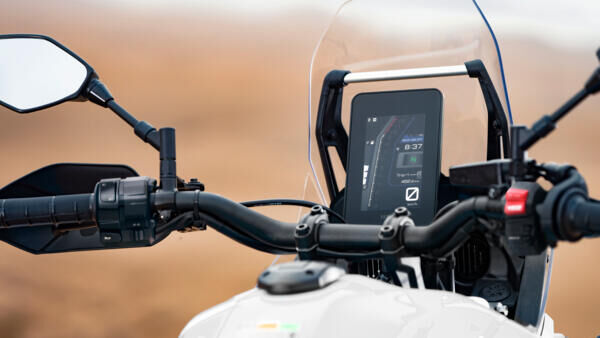 5-дюймовий кольоровий  TFT-дисплей з можливістю підключення до смартфону 