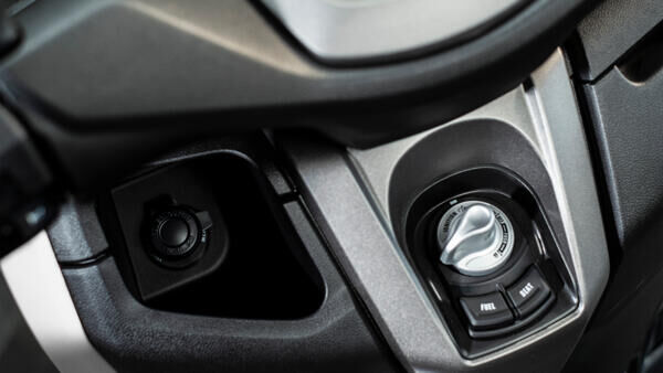 Розетка і передні бардачки для зберігання 