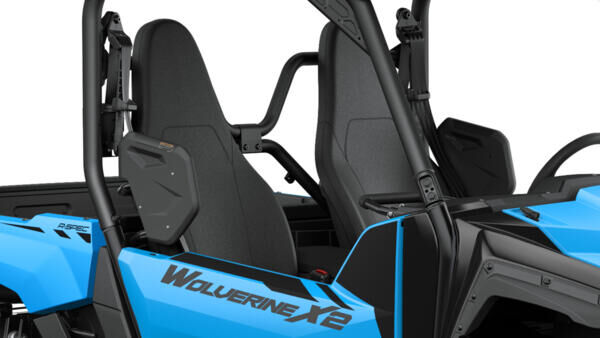 Полноразмерные сиденья с высокими спинками 