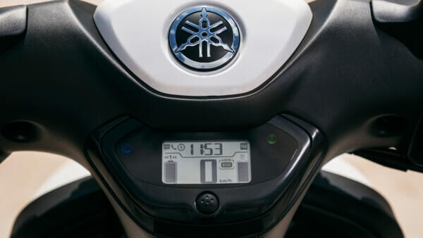 Стильная и понятная LCD-панель приборов 