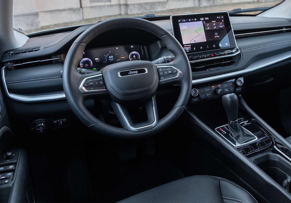Коли сідаєш у салон Джип Компас, розумієш, що кожна його деталь говорить про розкіш та преміальність