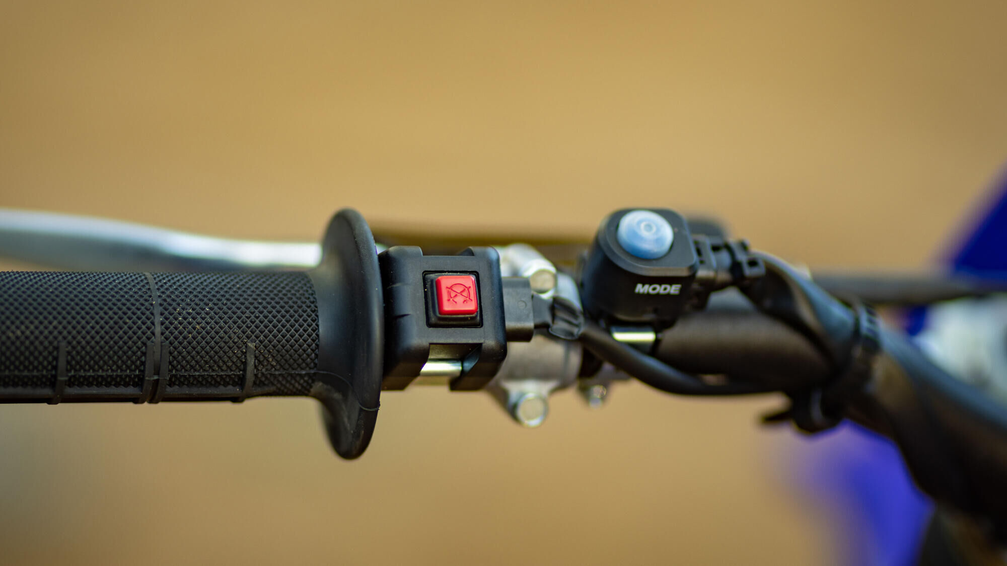 Кнопка вибору режимів їзди розташована на кермі 