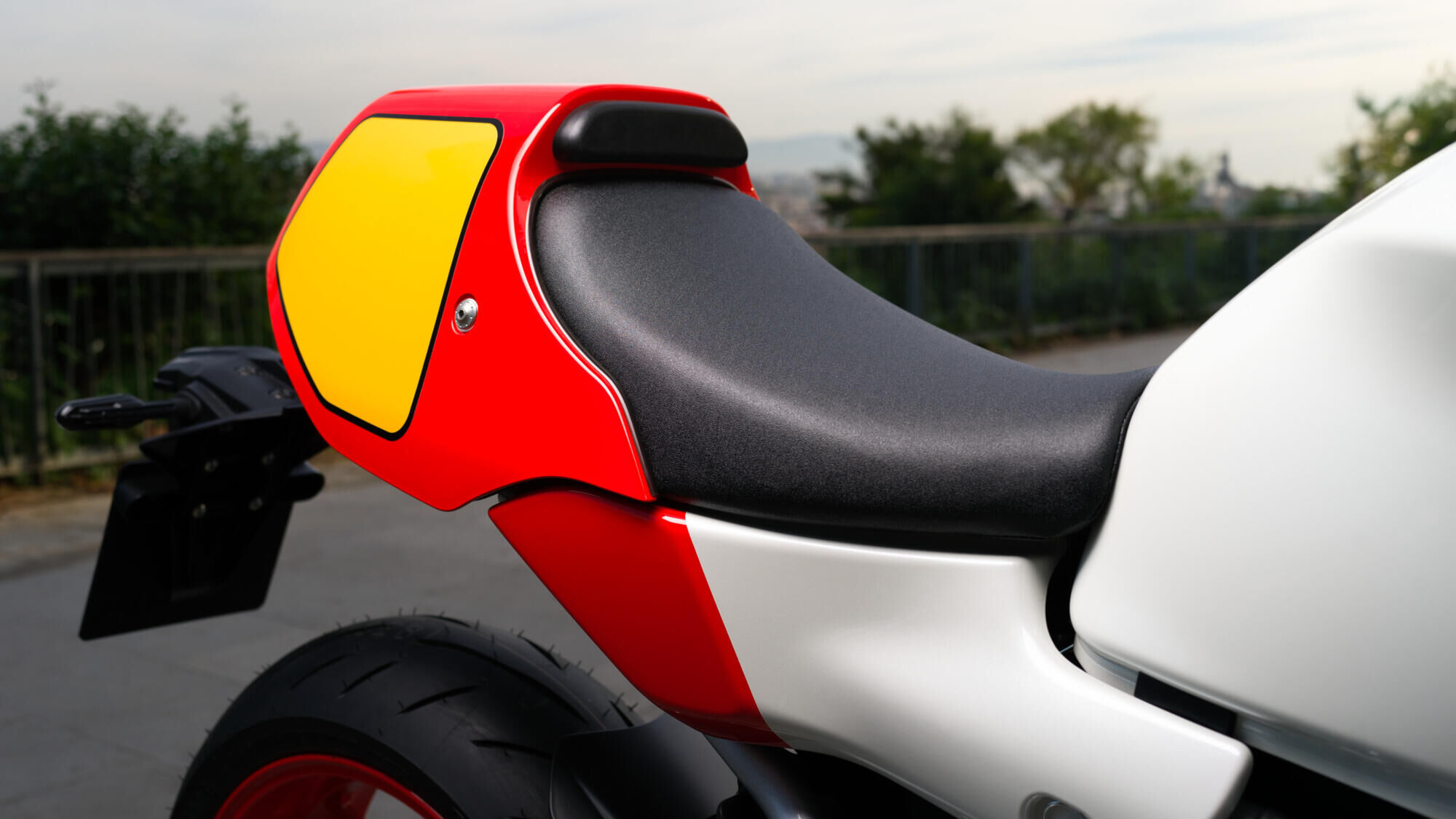 Зручне сидіння в стилі 80-х та нові бічні панелі 