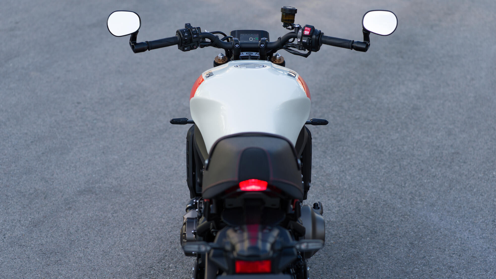 Зручна та розслаблена посадка 