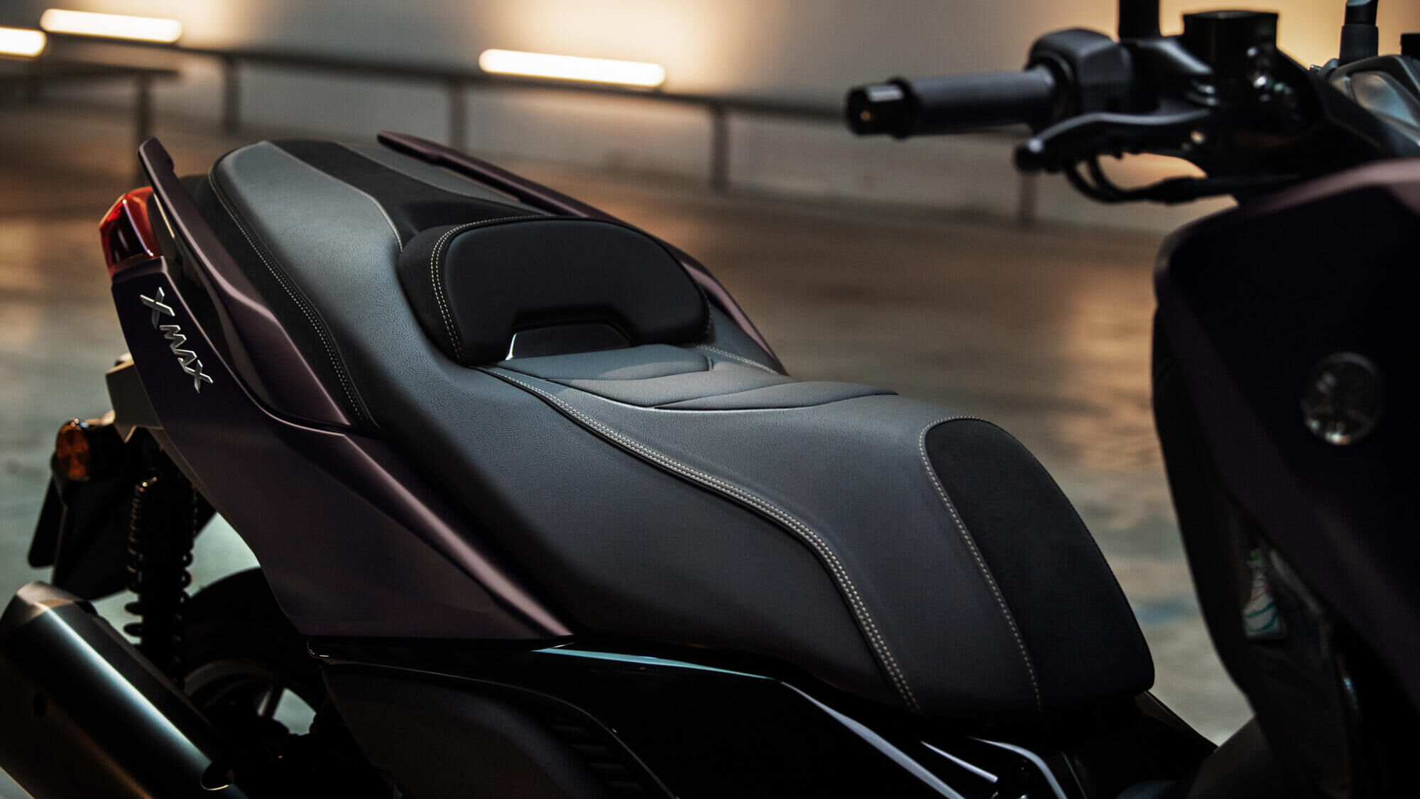 Сиденье новой формы с кожаной обивкой 