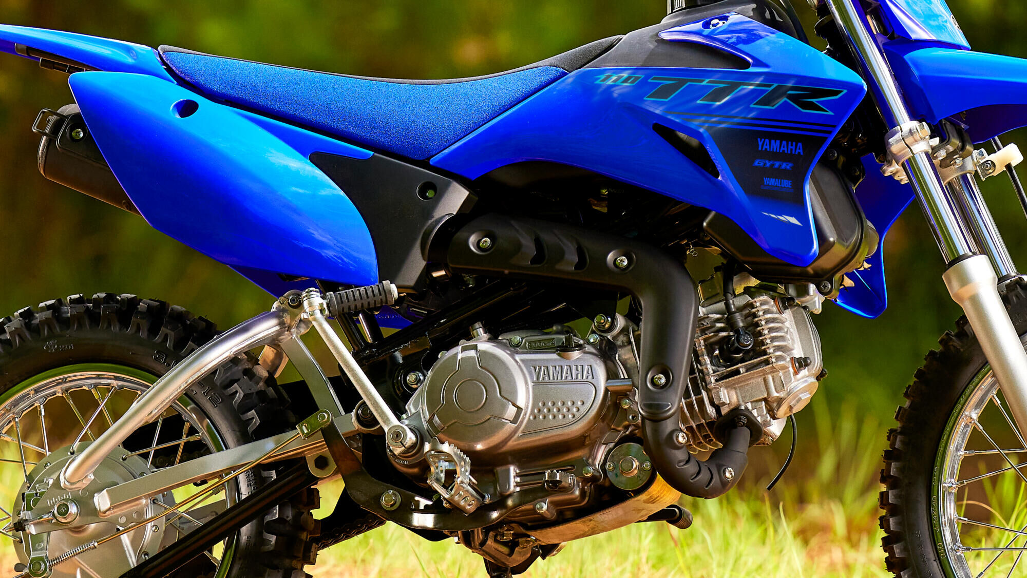 Нахилений назад циліндр і високо розташована вихлопна труба 