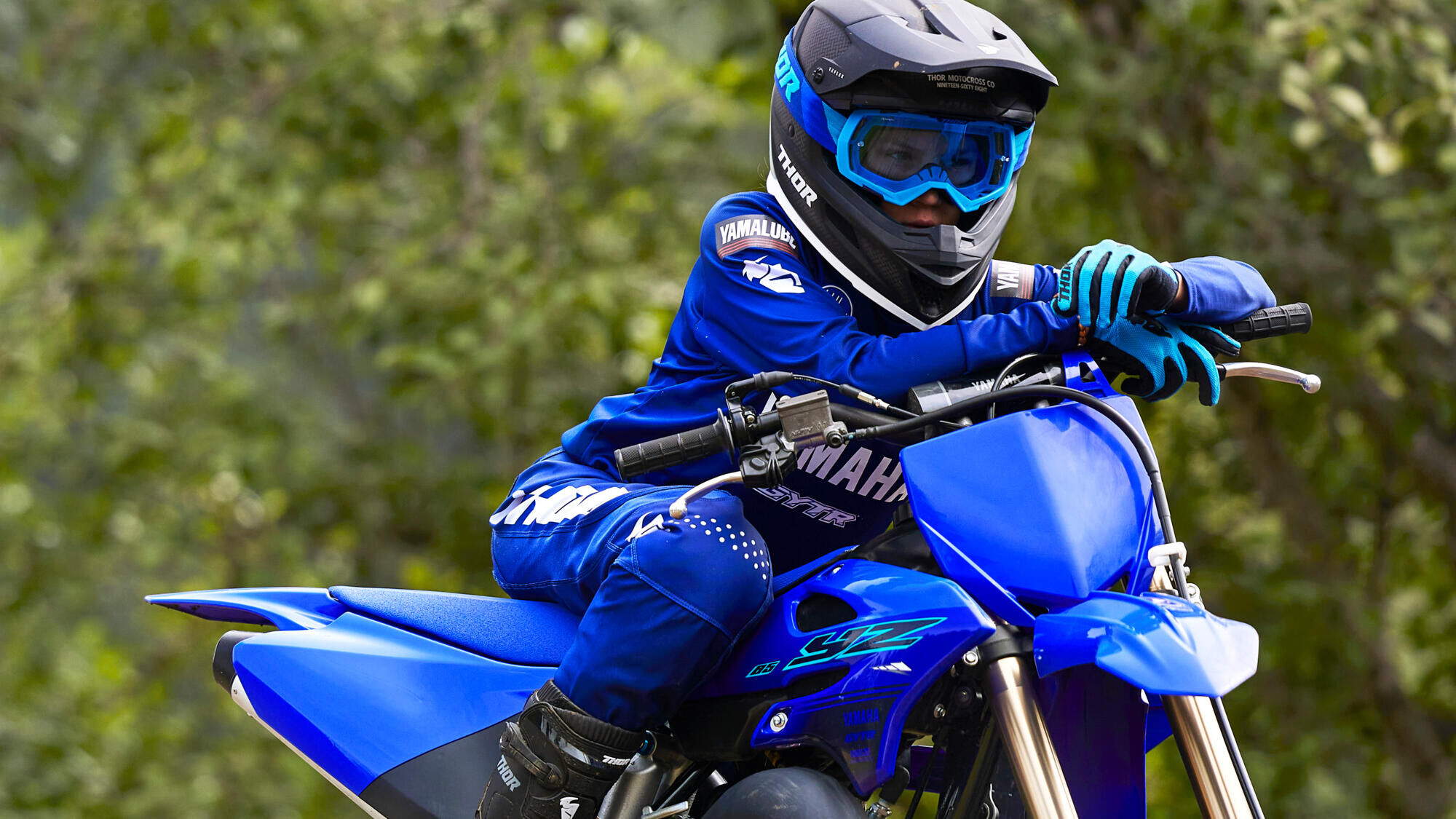 Плоске сидіння та ергономічний паливний бак 