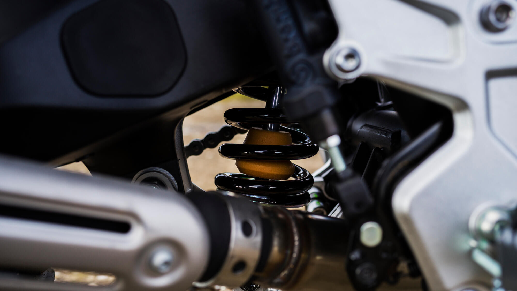 Задній амортизатор із можливістю дистанційного регулювання 