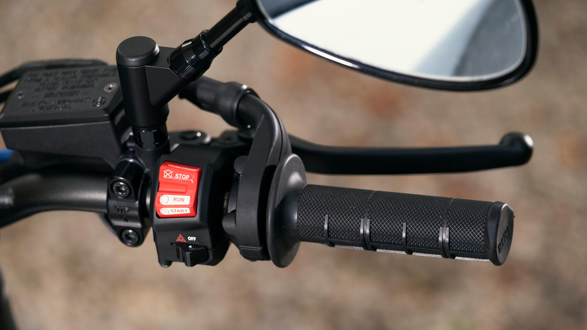 Широке кермо та підніжки 