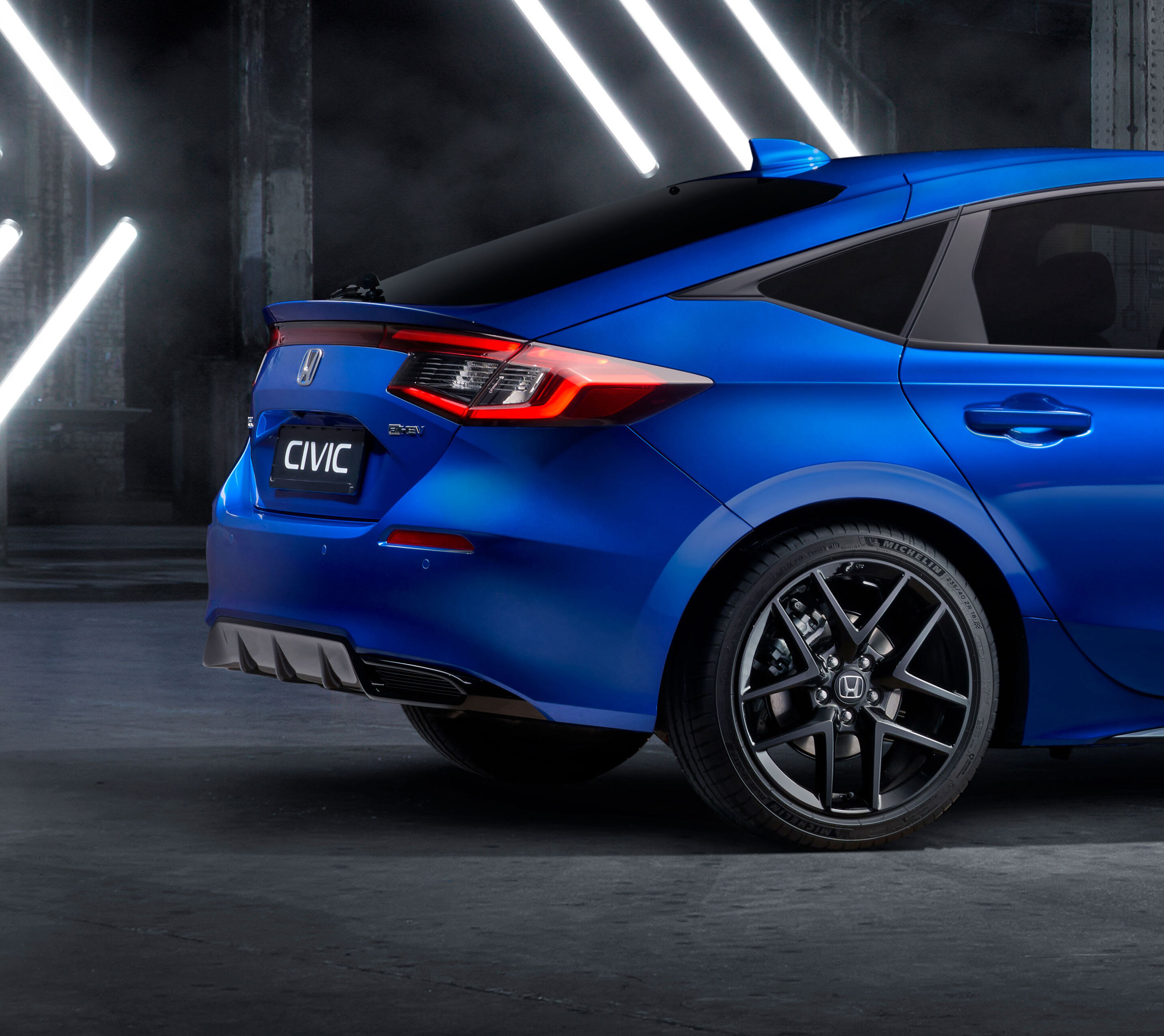 Антенна на крыше типа "акулий плавник"