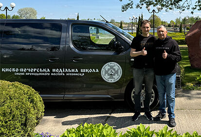 У свято Вербної неділі родина Джуринських передали мікроавтобус Києво-Печерській недільній школі