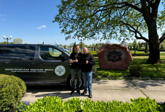 У свято Вербної неділі Віталій та Олександр Джуринські передали мікроавтобус Києво-Печерській недільній школі