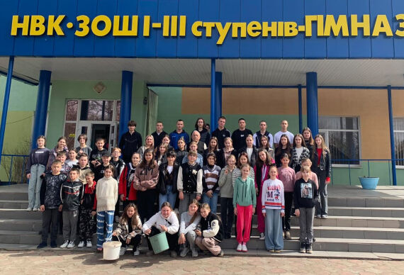 Родина Джуринських передала Любашівському ліцею №2 понад 200 саджанців дерев та кущів