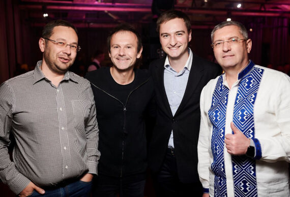 Владислав Чечоткін та Святослав Вакарчук привітати з Днем народження засновника VIDI