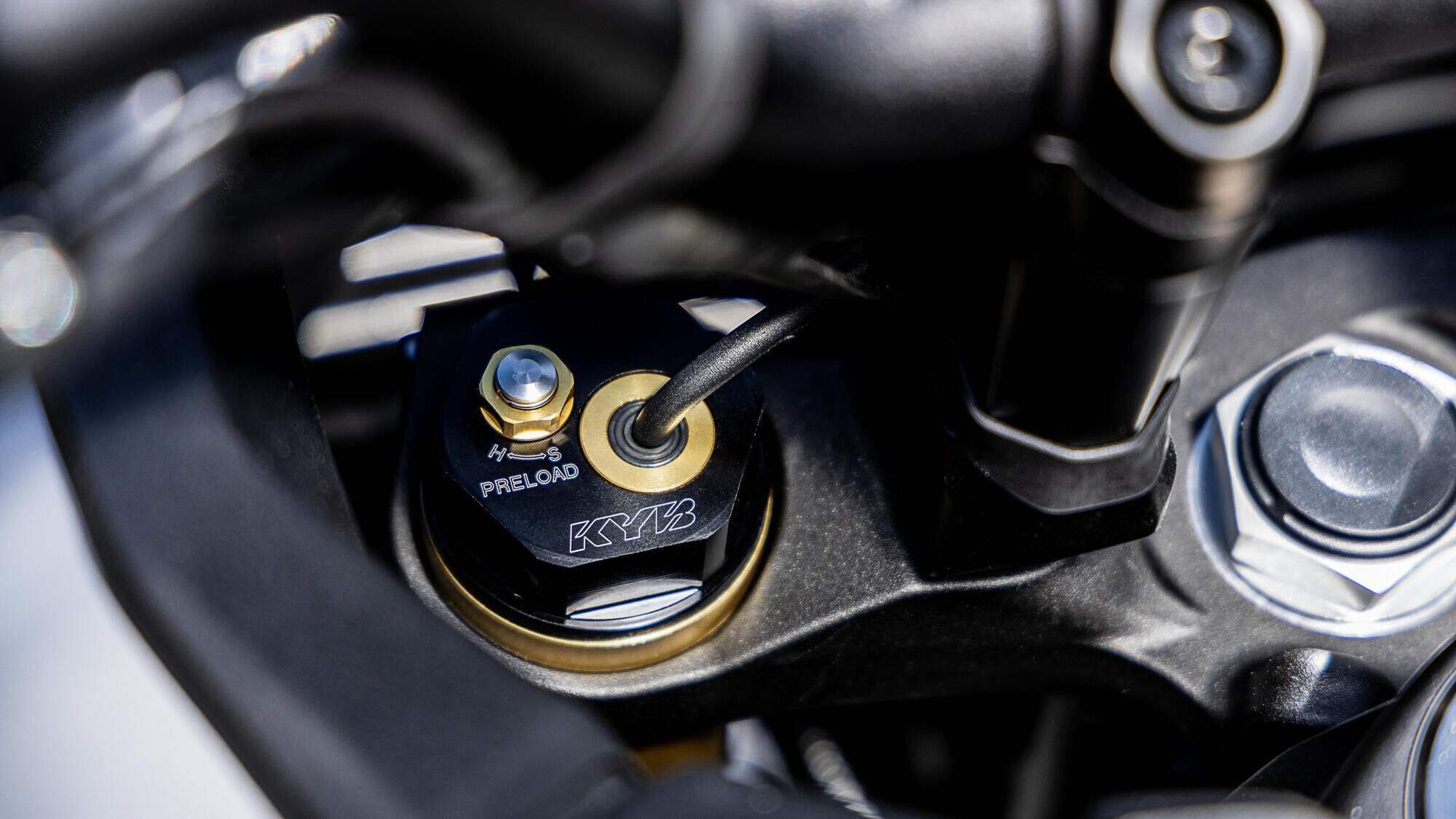 Регульована напівактивна електронна підвіска 