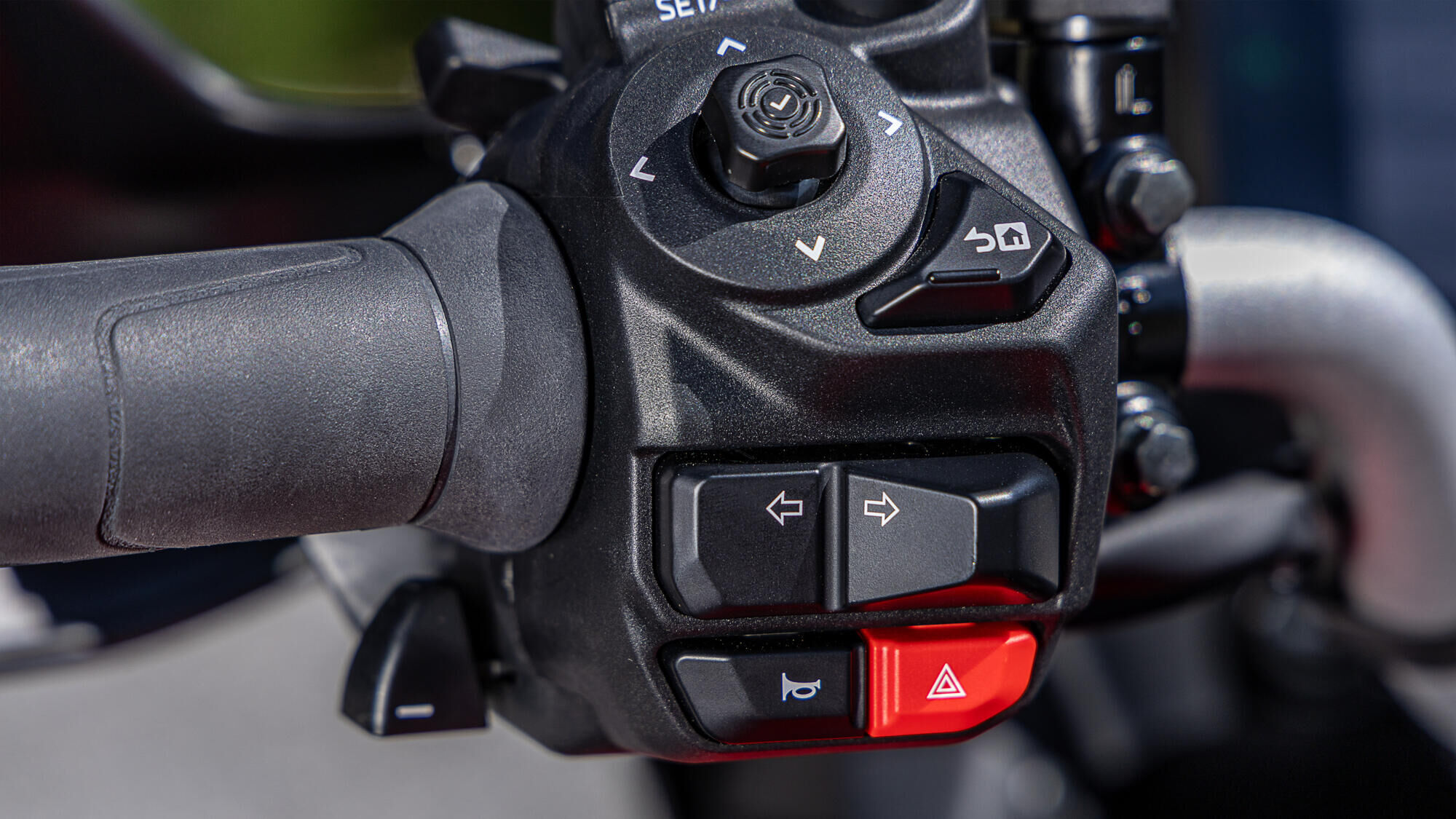 Ручки с подогревом и автоматическое выключение указателей поворота* (у модели Y-AMT) 