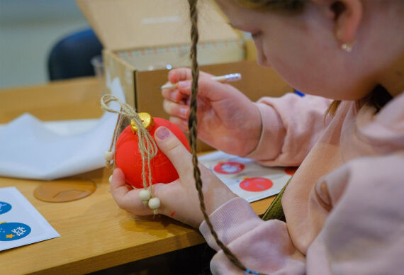Родина Джуринських організували для дітей працівників майстеркласи з розпису новорічних іграшок