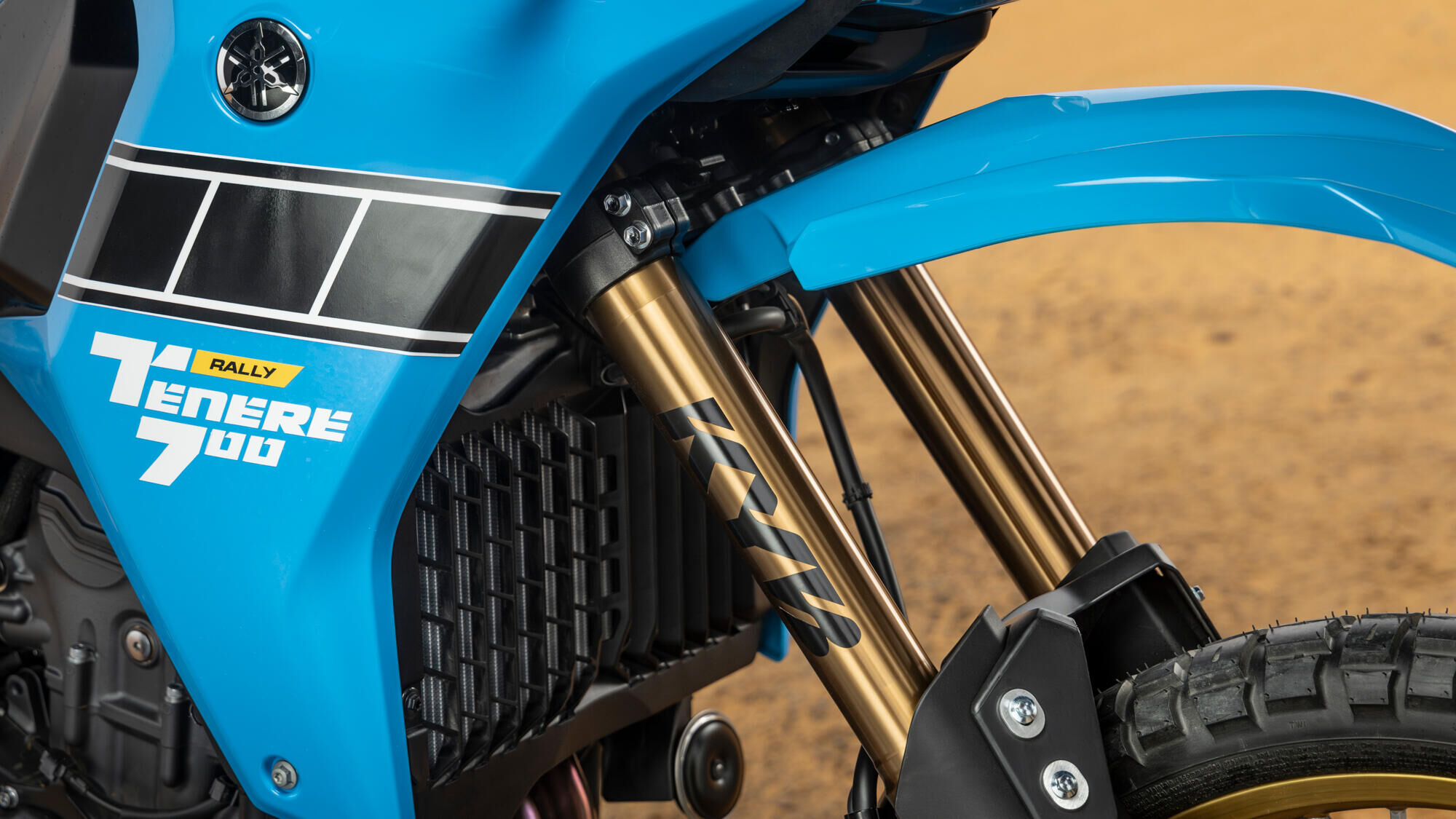 Повністю регульована передня вилка KYB з довгим ходом 