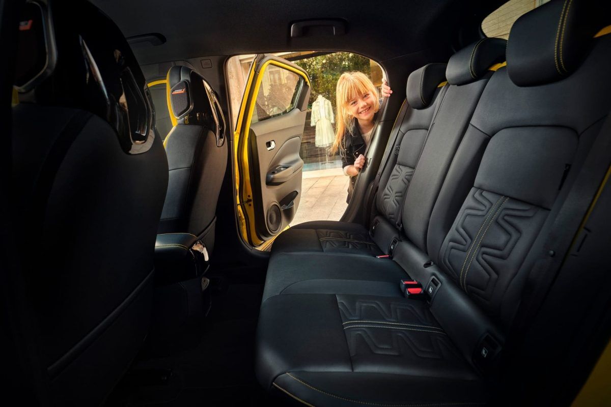 Зручний другий ряд сидінь