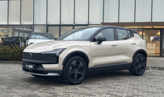 Volvo EX30 Cross Country Ultra 69 kWh AWD Cross Country Ultra 69 kWh AWD 428 л.с.