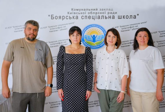 Співробітники VIDI відвідали Боярську спеціальну школу та передали необхідне обладнання