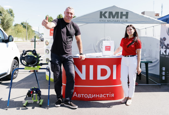 VIDI передала два автомобілі з ручним керуванням першій комунальній автошколі для ветеранів з інвалідністю