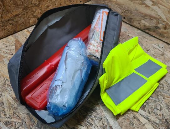 Комплект засобів безпеки (аптечка, жилет, знак аварійної зупинки - 2 шт.) (42987)